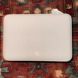 Kendra Scott White Textured Jewelry Case with Tassel Zip